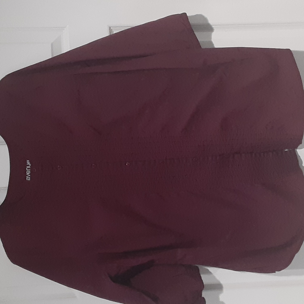 26/28 Maroon button up 3/4 sleeves. Pleated detail center of shirt.